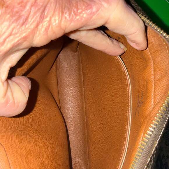 Louis Vuitton - Picture 2 of 7